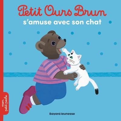 PETIT OURS BRUN S´AMUSE AVEC SON CHAT