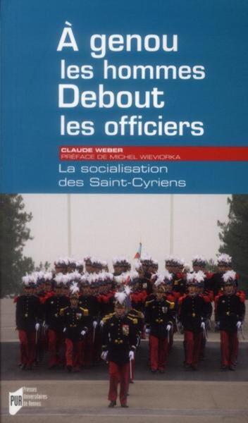 A GENOU LES HOMMES DEBOUT LES OFFICIERS