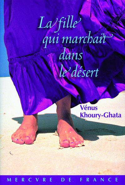 FILLE QUI MARCHAIT DANS LE DESERT