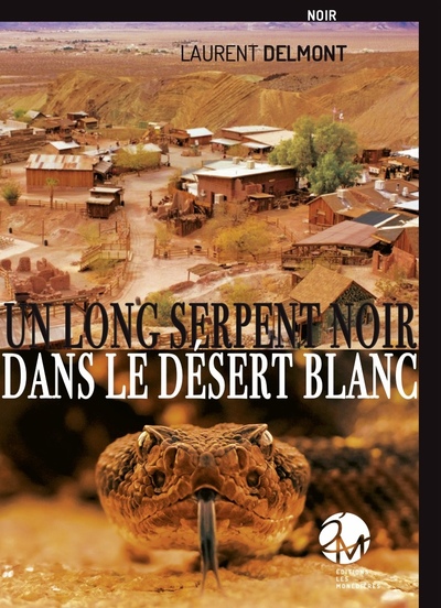 UN LONG SERPENT NOIR DANS LE DESERT BLANC