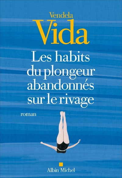 HABITS DU PLONGEUR ABANDONNES SUR LE RIVAGE