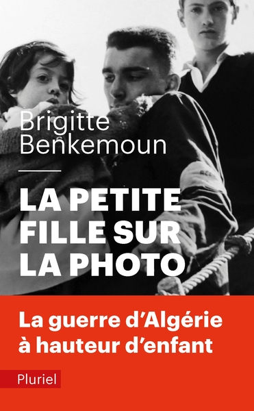 PETITE FILLE SUR LA PHOTO