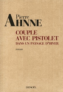 COUPLE AVEC PISTOLET DANS UN PAYSAGE D'HIVER
