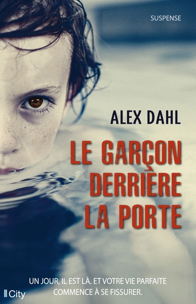 GARCON DERRIERE LA PORTE