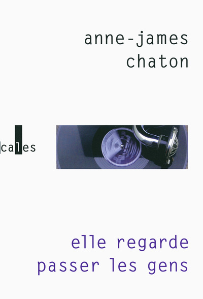 ELLE REGARDE PASSER LES GENS