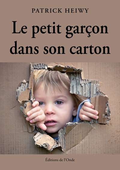 PETIT GARCON DANS SON CARTON