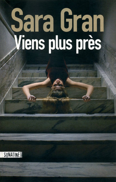 VIENS PLUS PRES