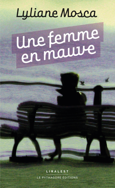 FEMME EN MAUVE